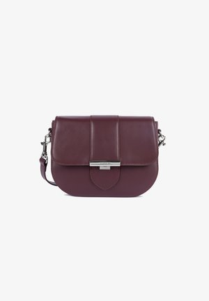 Borsa a tracolla in pelle bordeaux con chiusura a patta, accessori in argento e un accento a forma di goccia alla base. Texture liscia, forma rettangolare.