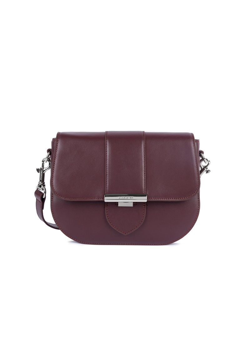 Borsa a tracolla in pelle bordeaux con chiusura a patta, accessori in argento e un accento a forma di goccia alla base. Texture liscia, forma rettangolare.