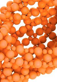Collana di perline arancioni caratterizzata da perle sferiche di dimensioni variabili e una finitura opaca, disposte in modo ravvicinato per un design uniforme.