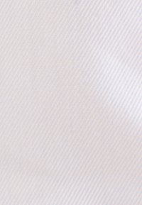 Witte stof met een subtiel diagonaal streepjespatroon, gladde textuur en lichte uitstraling, geschikt voor kleding of woninginrichtingen.