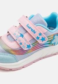 Scarpa sportiva rosa e blu con cinturini in velcro, tessuto glitterato, righe arcobaleno, accenti a stella e una suola imbottita.