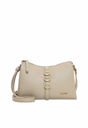 Borsa a tracolla in pelle beige con tre anelli dorati sulla cinghia anteriore, chiusura con zip, tracolla regolabile e piccola targhetta dorata con il nome del marchio.