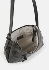 Borsa a tracolla in pelle nera con chiusura a zip, tracolla regolabile e interno beige. Presenta una tasca interna con zip e una texture liscia.