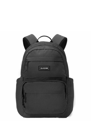 Zaino nero con spallacci imbottiti, tasca frontale con zip, tasche laterali e toppa rettangolare con logo sulla tasca frontale superiore.