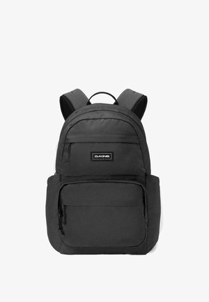 Schwarzer Rucksack mit gepolsterten Trägern, Frontreißverschlusstasche, Seitentaschen und einem rechteckigen Logo-Patch auf der oberen Fronttasche.