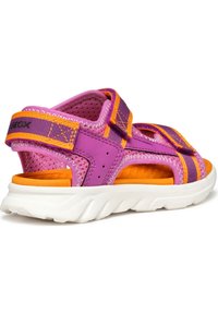 Sandali impermeabili viola e arancioni con tomaia in rete, cinturini regolabili e suola bianca imbottita con motivo a onda per una migliore aderenza.