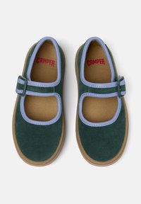 Grüne Wildleder-Mary-Jane-Schuhe mit hellblauen Akzenten und einer Schnalle, ausgestattet mit einer braunen Mesh-Innensohle und "Camper"-Markenlogo innen.
