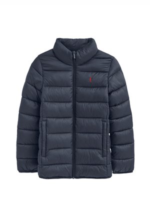 Chaqueta acolchada de color azul marino con cremallera completa en la parte delantera, cuello alto, bolsillos laterales y pequeño logo rojo bordado en el pecho.