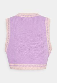 Gilet en tricot sans manches en lavande avec des bordures rose clair le long des emmanchures, de l'encolure et de l'ourlet, présenté de dos.