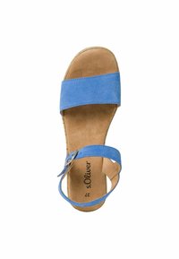 Sandale en daim bleu avec deux larges brides, une lanière à cheville à boucle et une semelle intérieure rembourrée beige. Semelle lisse avec une finition légèrement texturée.