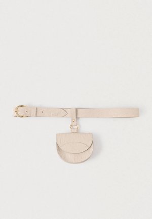 Ceinture beige texturée avec boucle dorée et petite pochette arrondie attachée avec fermeture à rabat, posée à plat sur fond blanc.