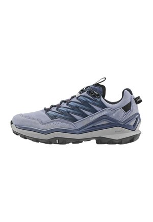 Enkele blauw-grijze wandelschoen met een gestructureerde zool, synthetische overlays en trek-lussen op de hiel en tong tegen een witte achtergrond.