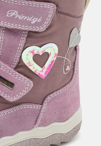 Rosa og lilla barneboots med semsket skinn og tekstilmaterialer, borrelåsremmer og hjerteformet aksent med metallisk finish.
