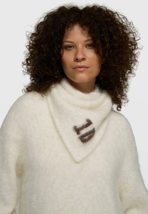 Biały wełniany sweter z golfem i ukośnym cięciem, z brązowym, puszystym wzorem na przodzie. Tekstura wydaje się miękka i przytulna.