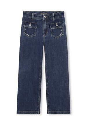 Jean large en denim bleu foncé avec des accents argentés, deux poches avant et deux poches arrière ornées de clous.