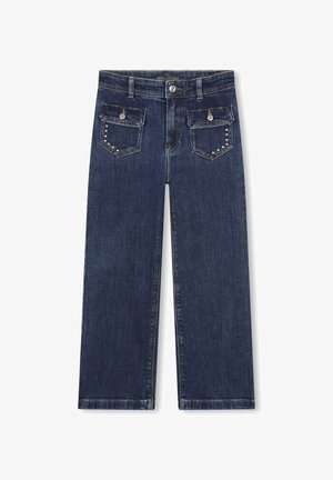 Jean large en denim bleu foncé avec des accents argentés, deux poches avant et deux poches arrière ornées de clous.