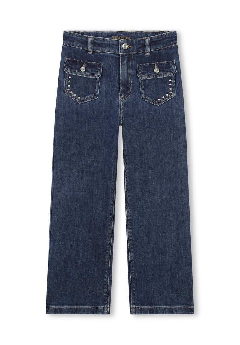 Jean large en denim bleu foncé avec des accents argentés, deux poches avant et deux poches arrière ornées de clous.