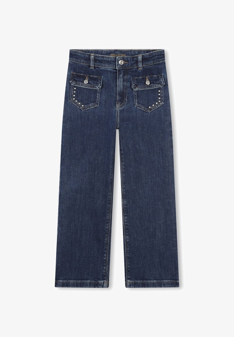 Jean large en denim bleu foncé avec des accents argentés, deux poches avant et deux poches arrière ornées de clous.