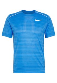 Blå atletisk t-shirt med texturerad design och horisontella ränder, rund hals och en liten vit Nike-logga på övre vänster sida.