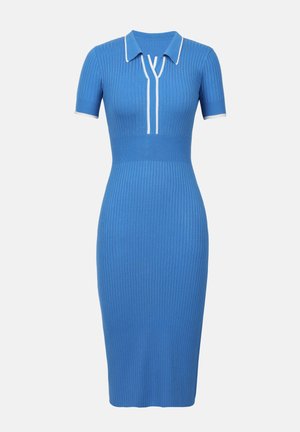 Abito blu a costine con maniche corte, colletto e dettagli bianchi lungo il colletto e il pannello frontale; silhouette aderente.