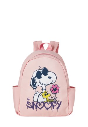 Zaino in tessuto rosa con un cane dei cartoni animati con occhiali da sole, un uccellino giallo e un design floreale. Include una maniglia superiore e spallacci regolabili.