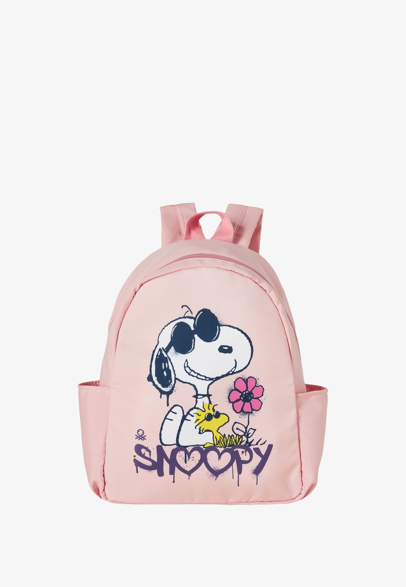 Różowy plecak z materiału z zabawnym psem w okularach przeciwsłonecznych, żółtą ptaszyną i wzorem kwiatowym. Posiada uchwyt na górze oraz regulowane paski.