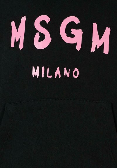 Sweat-shirt noir avec un texte audacieux en rose, style graffiti, qui lit "MSGM" et "MILANO", avec une texture douce et une poche kangourou.