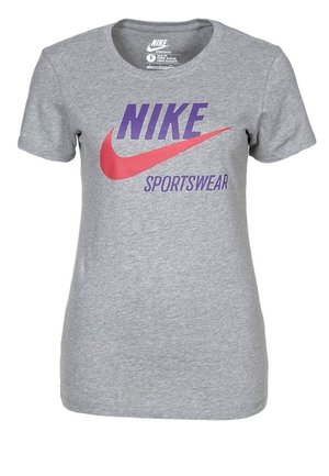 Szara koszulka Nike z krótkim rękawem z fioletowym napisem "NIKE", czerwonym logo swoosh i fioletowym napisem "SPORTSWEAR" z przodu, rozmiar mały.