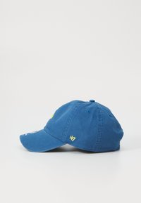 Casquette de baseball en coton bleu avec une visière courbée, arborant un texte brodé jaune "24/7" et des coutures bleu clair sur le côté.