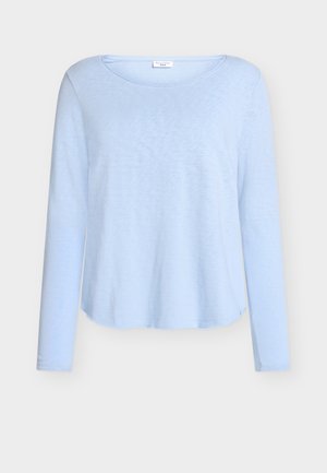 Ανοιχτό μπλε μπλουζάκι με μακριά μανίκια και στρογγυλή λαιμόκοψη, κατασκευασμένο από μαλακό, ελαφρύ ύφασμα· διαθέτει άνετη εφαρμογή και καμπυλωτή γραμμή στο τελείωμα.