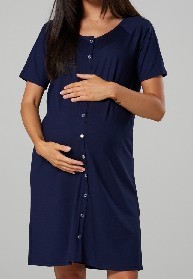 Marinblå knäppklänning för gravida med korta ärmar, mjukt tyg, figursydd design och rundad halsringning. Har en slät yta.