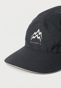 Μαύρο καπέλο μπέιζμπολ από ελαφρύ, αεριζόμενο ύφασμα. Διαθέτει διακριτικό λογότυπο βουνού και διάτρητες περιοχές για αερισμό.