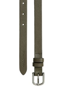 Oliwkowy skórzany pasek do zegarka z teksturowanym wykończeniem, srebrna metalowa klamra oraz regulowane daszki. Cztery otwory do regulacji rozmiaru.
