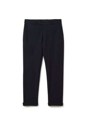 Schwarze Hosen aus glattem Stoff mit flachem Bund, Gürtelschlaufen, Seitentaschen und umgeschlagenen Säumen an den Knöcheln.