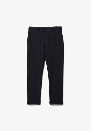 Schwarze Hosen aus glattem Stoff mit flachem Bund, Gürtelschlaufen, Seitentaschen und umgeschlagenen Säumen an den Knöcheln.