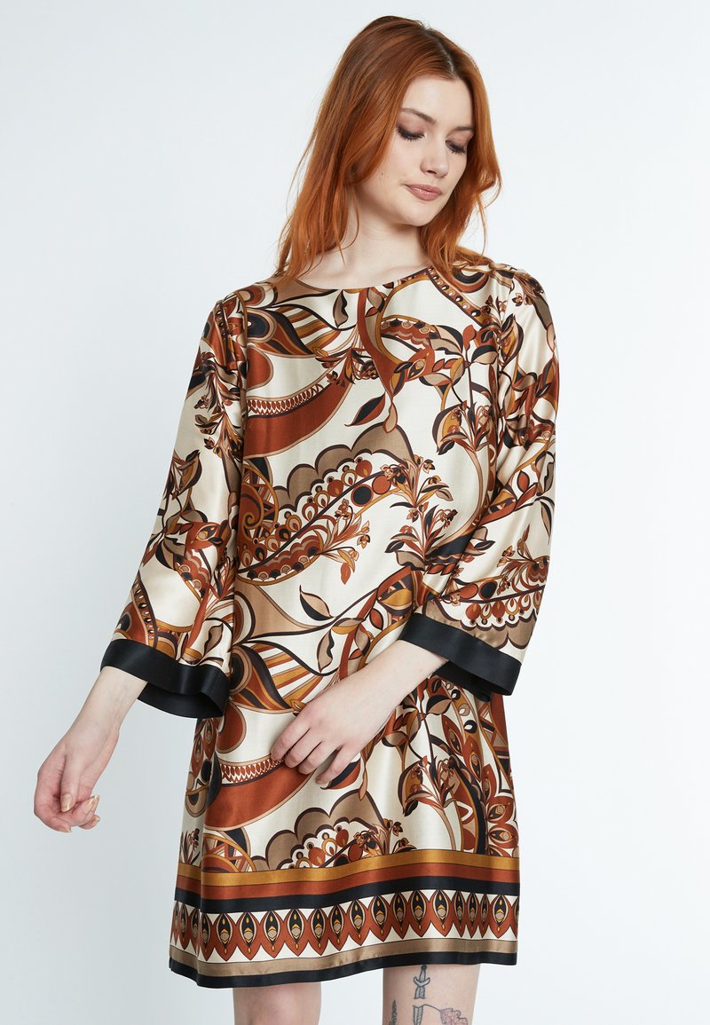 Seidenkleid mit floralen Mustern in warmen Tönen von Braun, Orange und Creme, verziert mit schwarzem Saum an den Manschetten und dem Saum.