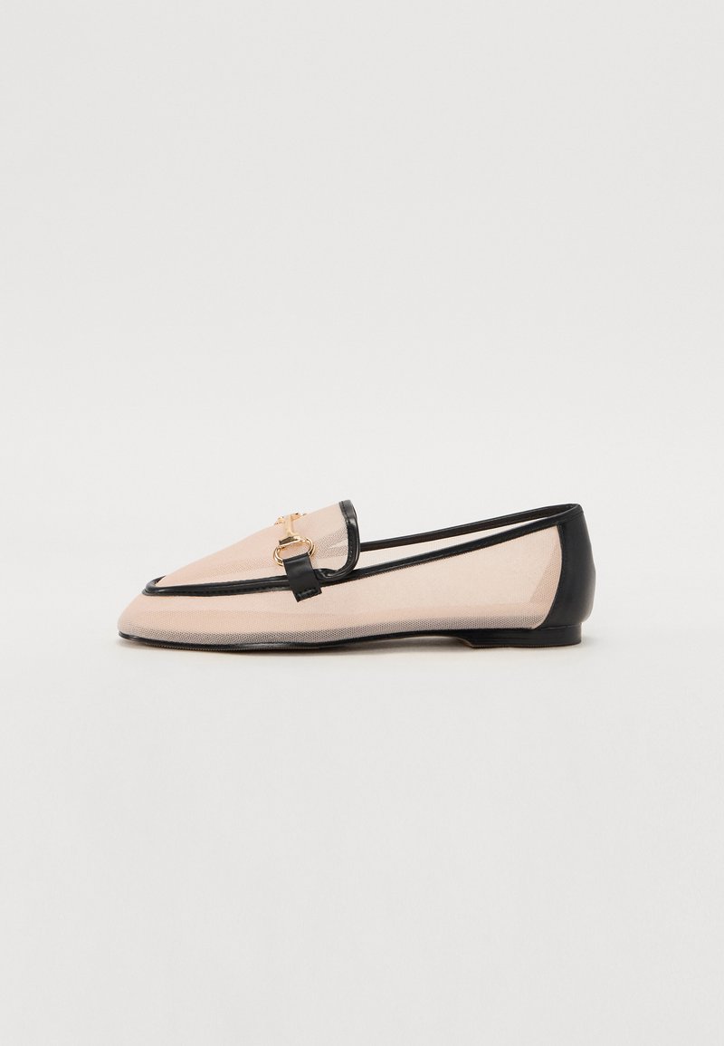 Loafers din piele bej cu accente negre, vârf ascuțit, o curea decorativă și un detaliu cu cataramă de culoare aurie. Finisaj neted, cu textură minimă.