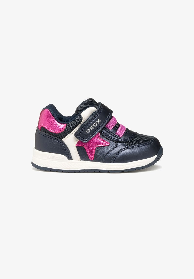 Sneaker in pelle blu navy con accenti rosa metallizzati e dettaglio a stella, dotata di cinturino in Velcro e suola testurizzata per una migliore aderenza.