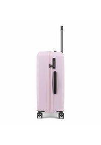 Valigia rigida rosa con superficie texturizzata, manico nero, cerniera, lucchetto a combinazione e quattro ruote nere. Manico estraibile in alto.