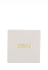 Fyrkantig vit keramikplatta med en något upphöjd kant och ordet "amor" präglat i guldfolie i mitten.
