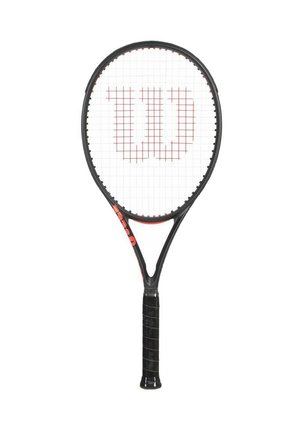 Raqueta de tenis negra con cabeza redonda, detalles en rojo y patrón de cuadrícula. Cuenta con un mango con agarre texturizado y un logotipo prominente en forma de "W".