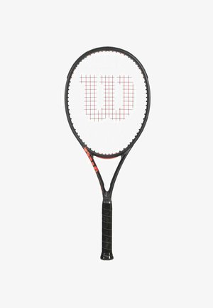 Raqueta de tenis negra con cabeza redonda, detalles en rojo y patrón de cuadrícula. Cuenta con un mango con agarre texturizado y un logotipo prominente en forma de "W".