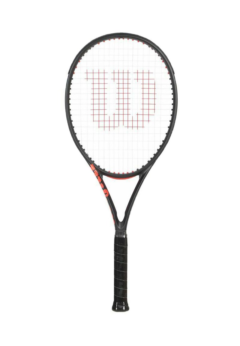 Raqueta de tenis negra con cabeza redonda, detalles en rojo y patrón de cuadrícula. Cuenta con un mango con agarre texturizado y un logotipo prominente en forma de "W".