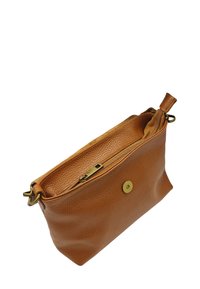 Pochette en cuir marron avec une surface texturée, fermeture zippée et un bouton-pression couleur or. Intérieur doublé d'un tissu beige assorti.