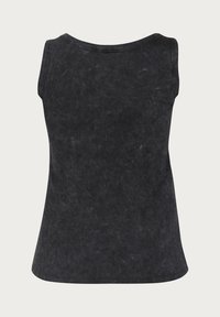 Sort, ærmeløs tanktop med en blød tekstur og en rund halsudskæring. Har subtile, falmede detaljer rundt omkring på stoffet.