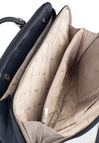 Borsa in pelle blu navy con chiusura a zip, dotata di un interno beige, numerosi scomparti e una superficie liscia con un delicato motivo del logo.