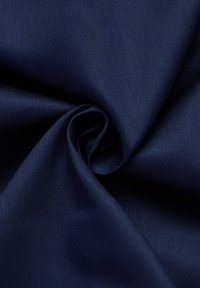 Marineblauw satijnen stof met een gladde textuur, die een gedraaide ontwerp toont dat de glans en lichtgewicht kwaliteit benadrukt.
