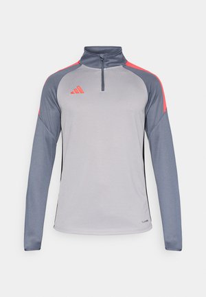 Langärmeliges Sportoberteil in Hellgrau mit dunkelgrauen Ärmeln. Verfügt über einen Viertel-Reißverschluss am Kragen und rote Akzente an den Schultern. Glattes, synthetisches Material.