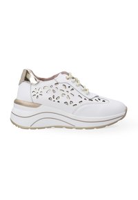 Weißer Sportschuh mit einem Spitzen-Ausschnittdesign, metallisch goldenen Akzenten an der Ferse und einer dicken, konturierten Sohle für zusätzlichen Halt.