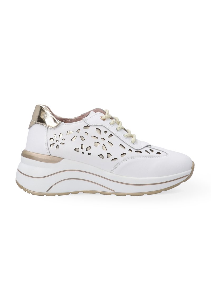 Weißer Sportschuh mit einem Spitzen-Ausschnittdesign, metallisch goldenen Akzenten an der Ferse und einer dicken, konturierten Sohle für zusätzlichen Halt.